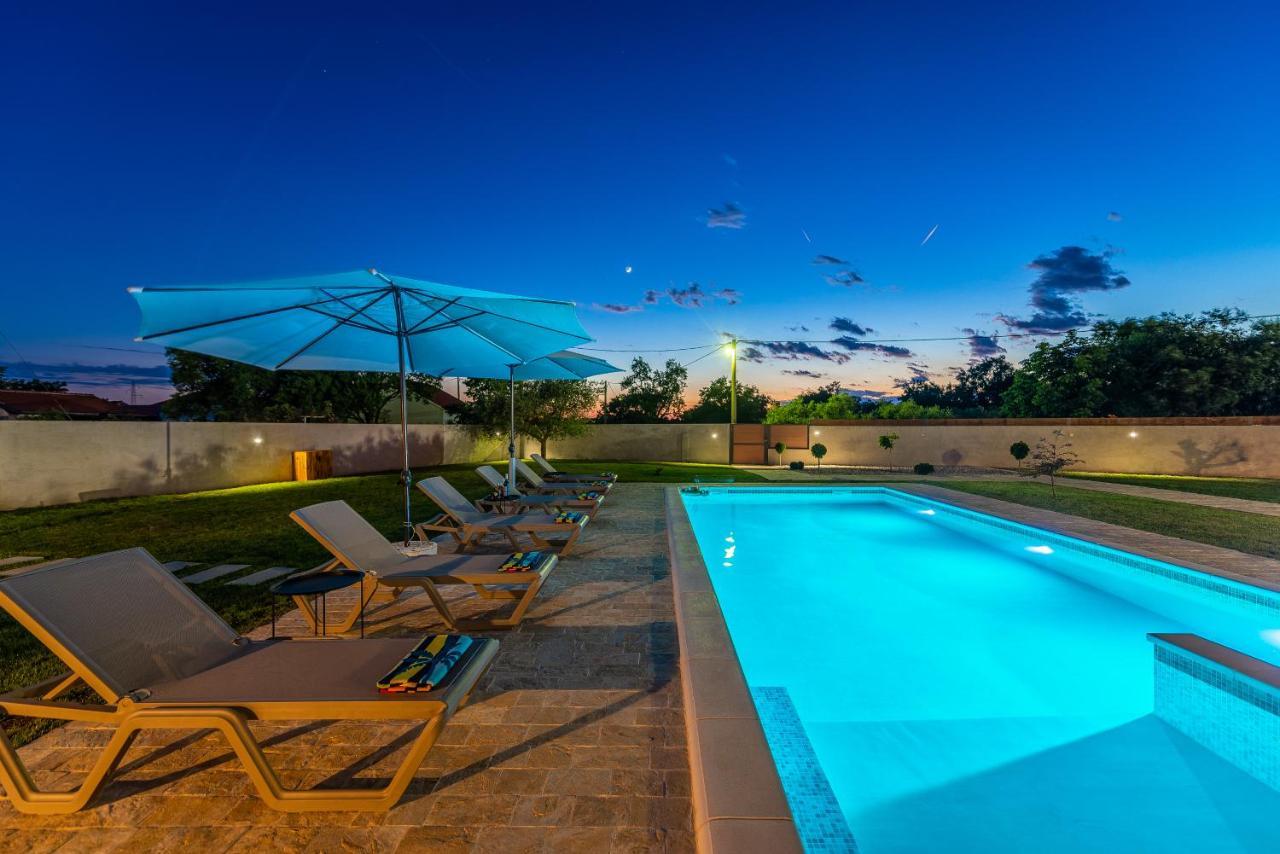 S&I Peaceful Holiday Home With Pool & Jacuzzi Galovac  Exteriör bild