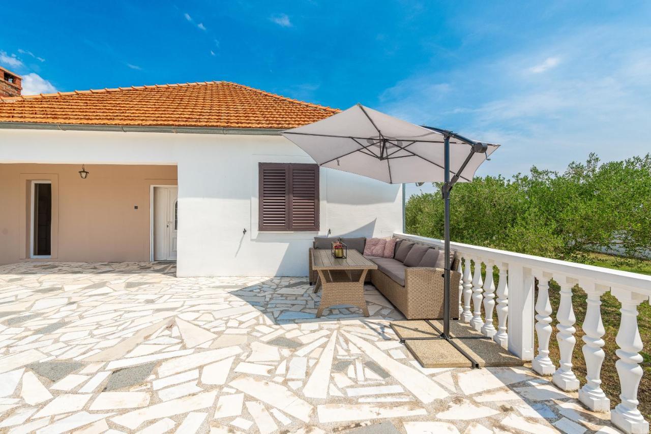 S&I Peaceful Holiday Home With Pool & Jacuzzi Galovac  Exteriör bild