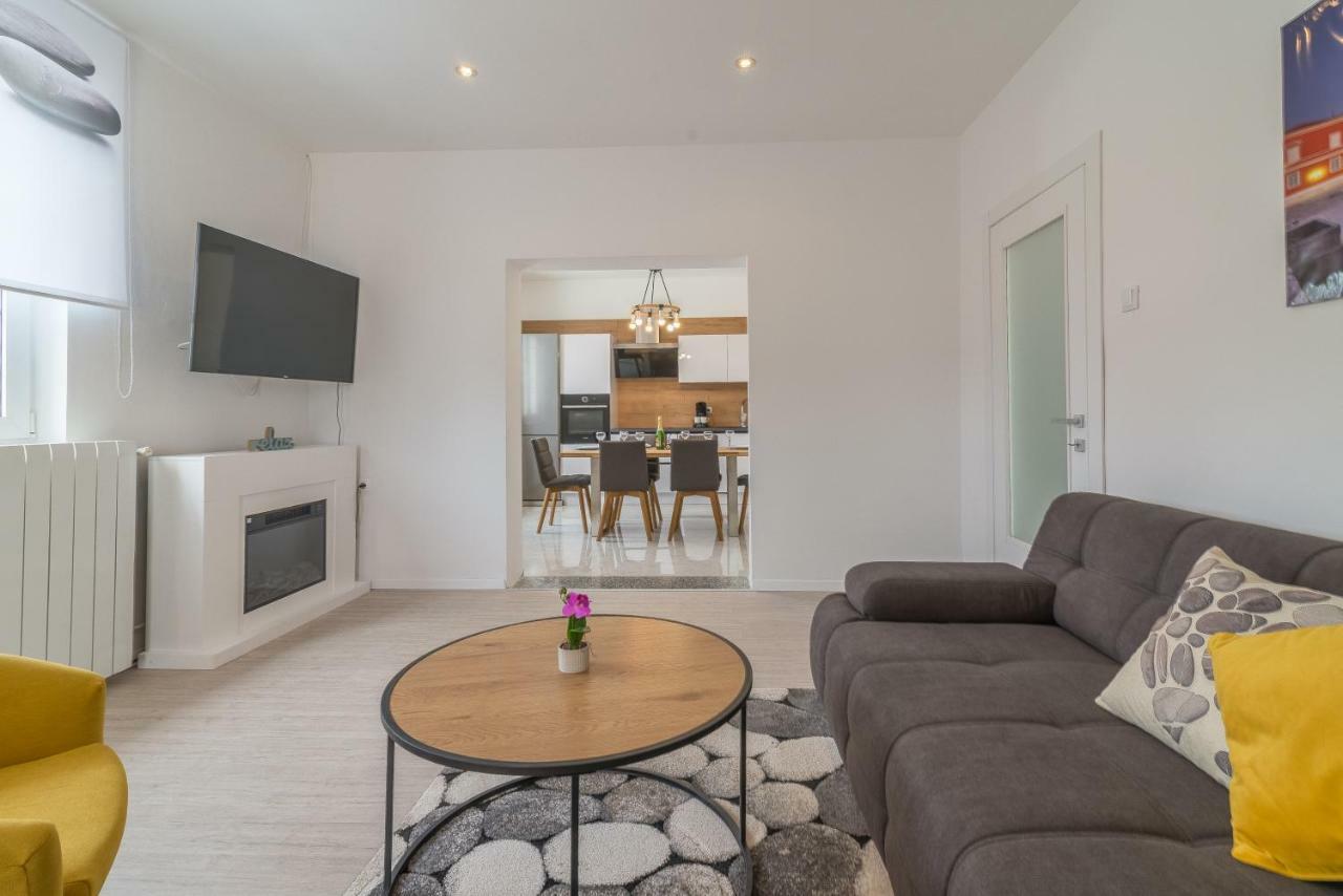 S&I Peaceful Holiday Home With Pool & Jacuzzi Galovac  Exteriör bild